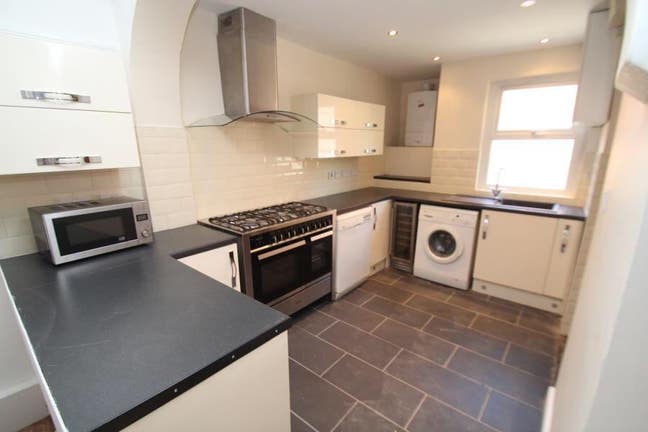 Two double rooms available in a 3 bed house Main Photo