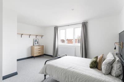 Large En-suite room with own washing machine Main Photo