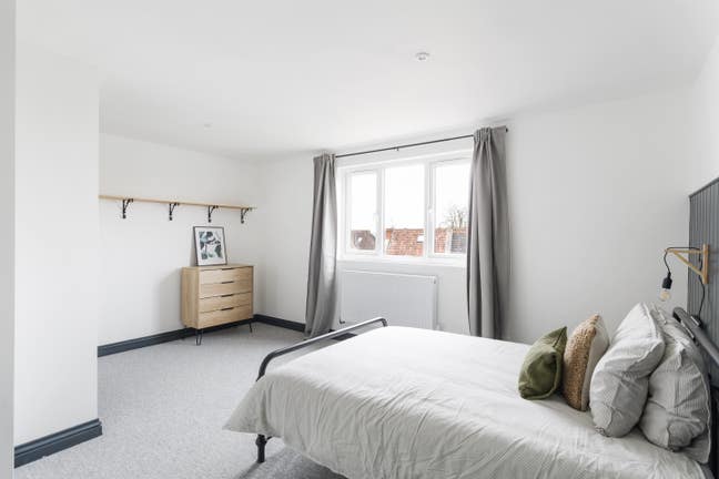 Large En-suite room with own washing machine Main Photo