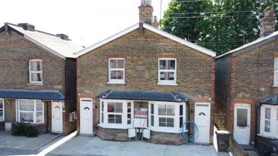Recently refurbished, walking distance to station Main Photo