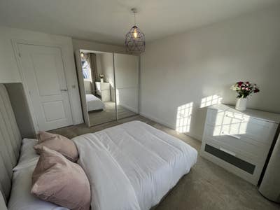 Large double room in detached house Main Photo