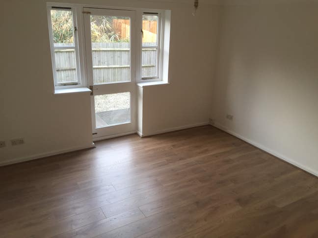 Superb one bed garden flat with private garage! Main Photo