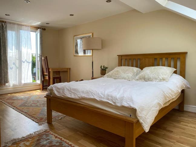 Spacious, Bright, Furnished Double Bedroom Ensuite Main Photo