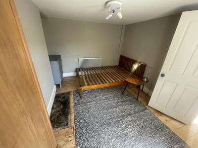 Double room in spacious, homely flat, with terrace Main Photo