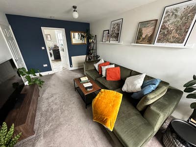 Spacious furnished bdrm, modern refurbished house Main Photo