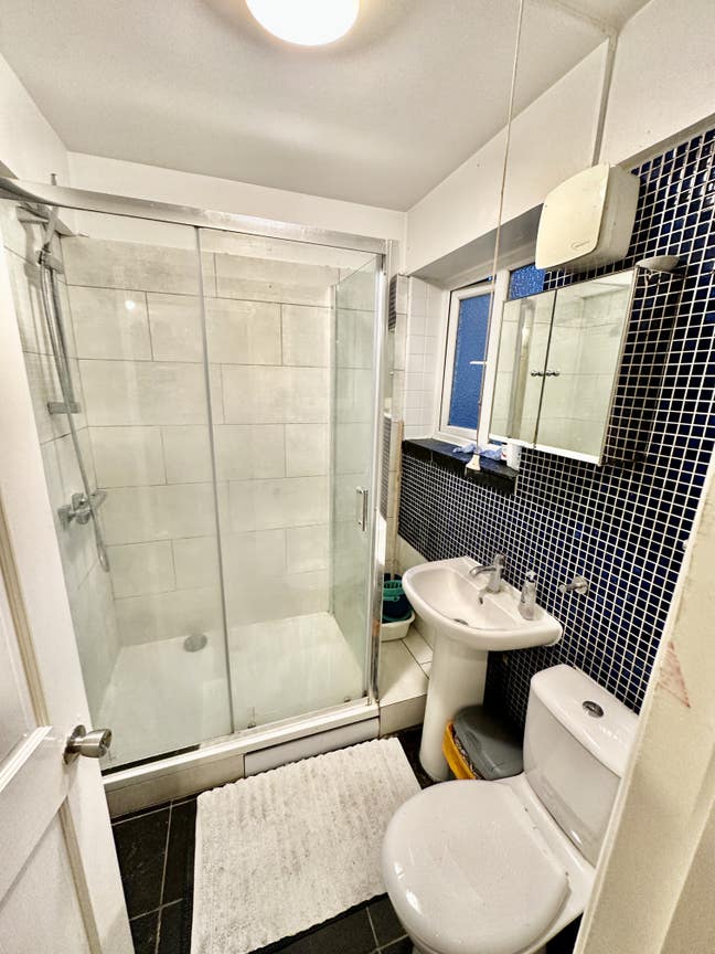 Double room down from Tower Bridge Main Photo