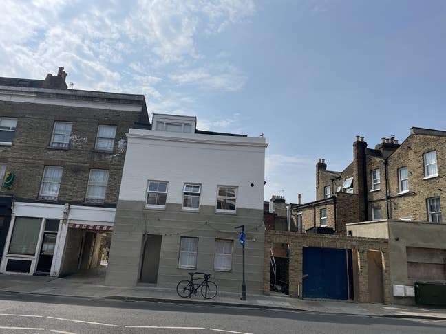 Great refurbished 2 double bedroom flat on 2 Main Photo