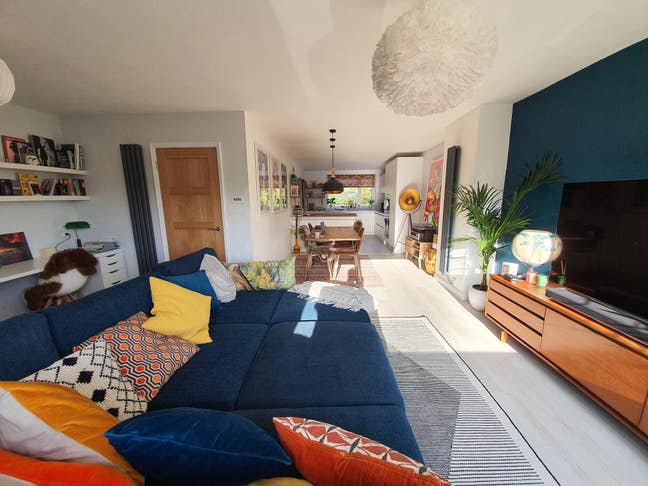 Room in fun, sociable but laid back house! Main Photo