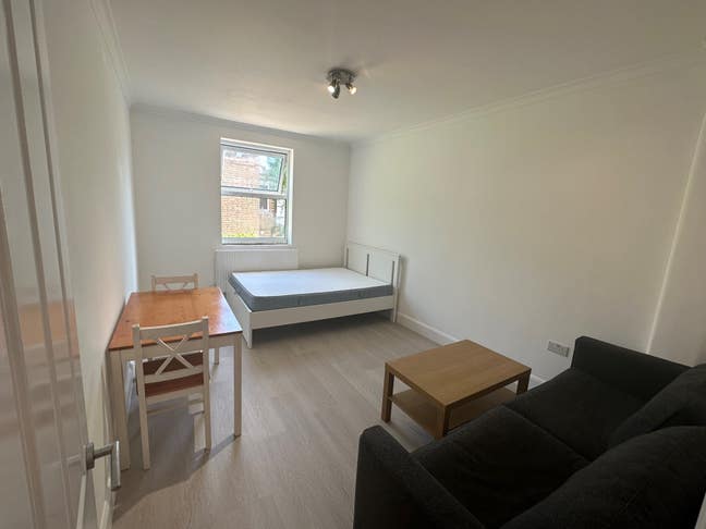 Refurbished studio flat with separate kitchen Main Photo