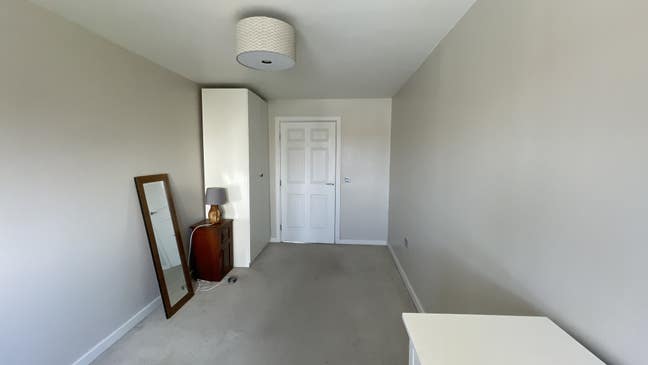 Double room in clean & bright 2 bed flat w Views Main Photo