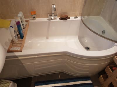 Spacious double bedroom   Main Photo