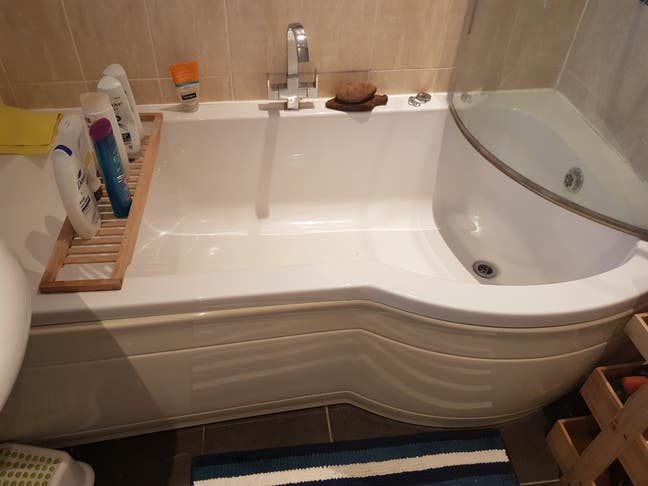 Spacious double bedroom   Main Photo