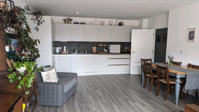 Huge double room in a 2 bedroom modern flat Main Photo