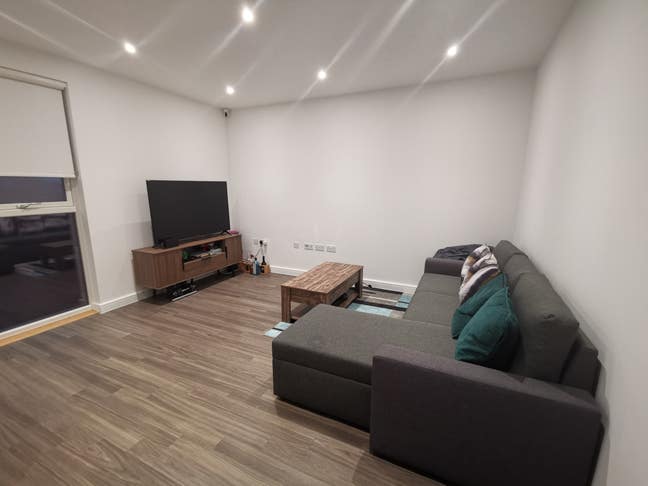 En-suite large master room – close to Acton Town Main Photo