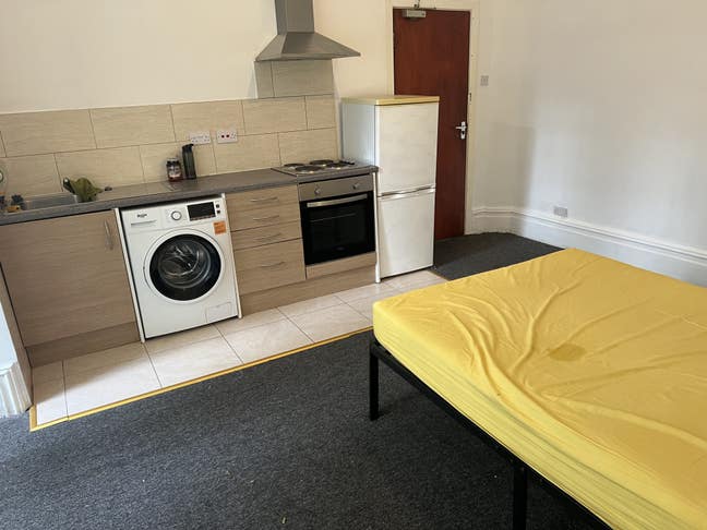 Studio Flat  Main Photo