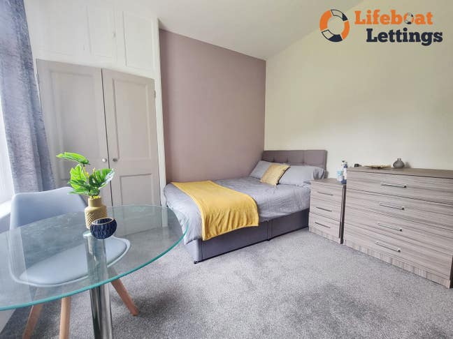 Furnished double bedroom with all bills & WiFi inc Main Photo