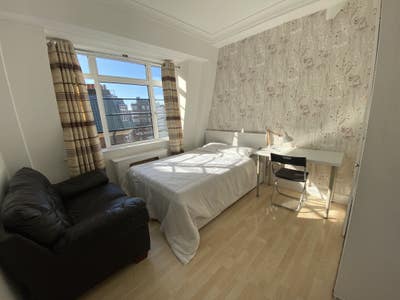 Bright Double Room in Oxford Street Main Photo