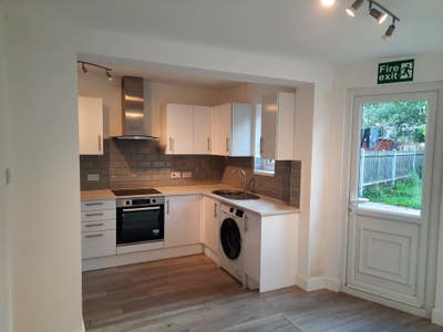 Six Bedroom House with Ensuites, Good Location Main Photo