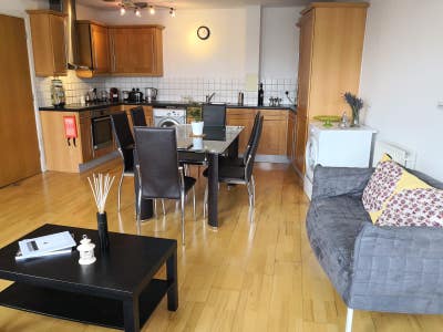 Double bedroom in a 100 sqm flat Main Photo