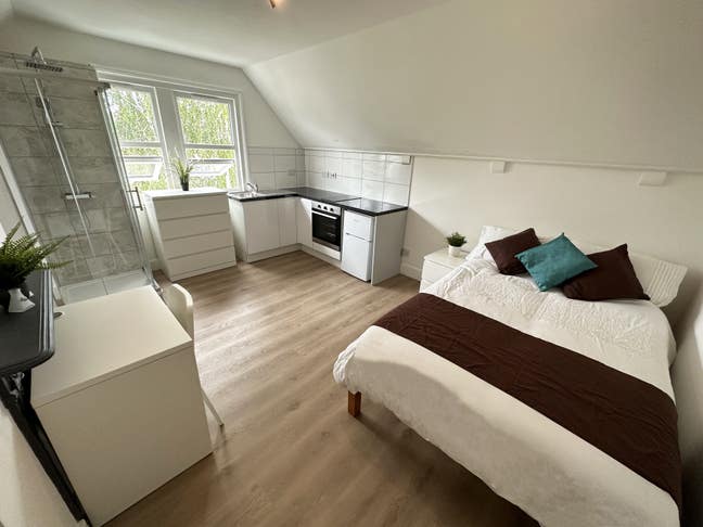 Studio Bedsit Room Available (BILLS INC) Main Photo