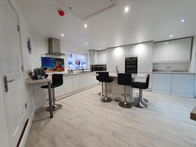 Superb Property, Large Room, Desk, Ample Storage Main Photo