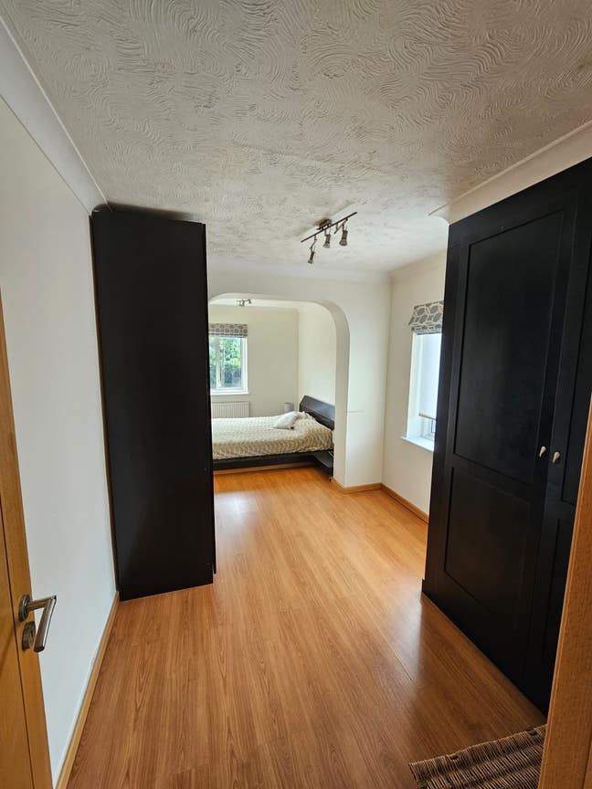 Large Double Bedroom Close to Town and Station Main Photo