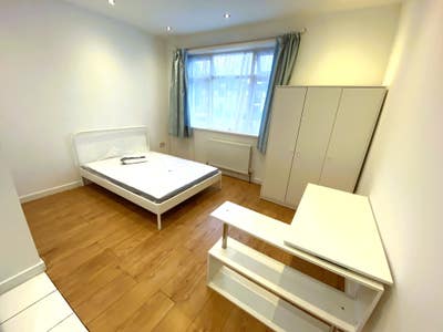 Bedsit Studio &pound;925 Pcm Main Photo