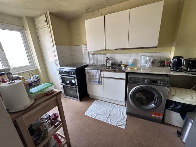 Double bedroom with storage! Bills included  Main Photo