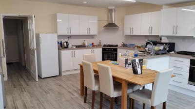 Perfectly Located, Peaceful, Postgrad Property Main Photo