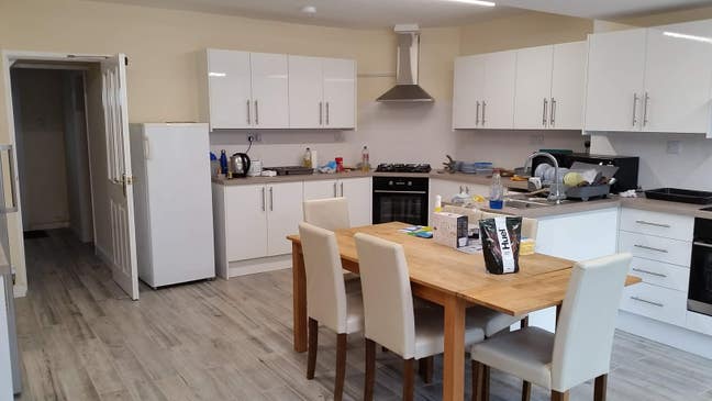 Perfectly Located, Peaceful, Postgrad Property Main Photo
