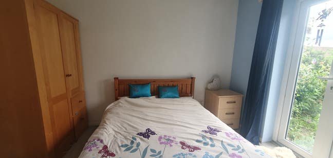 Double room for single person in relaxed home Main Photo