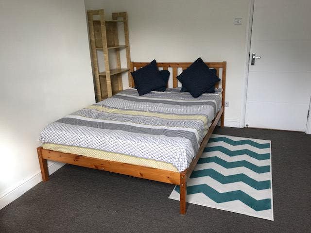 Refurbished Spacious Room Near Westfield!!! Main Photo