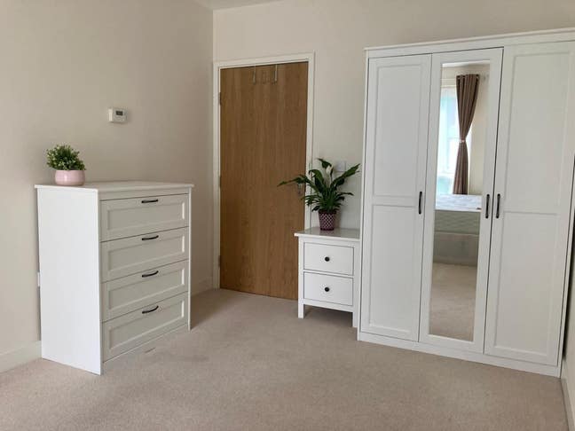 Double bedroom bills included 2 mins to station Main Photo