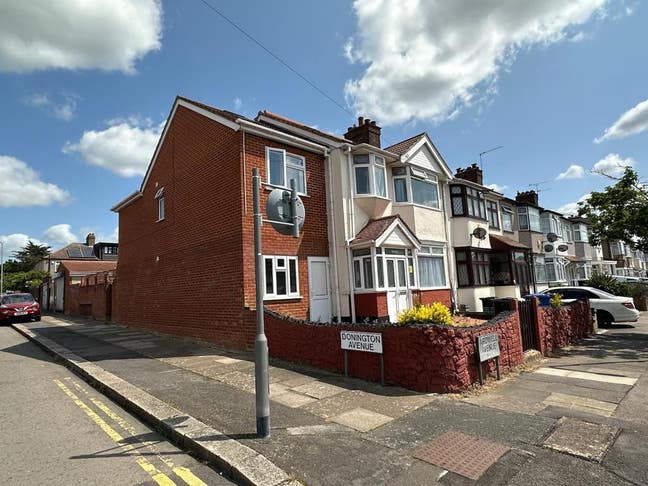 Stunning Double Room for Single Person in IG6 Main Photo