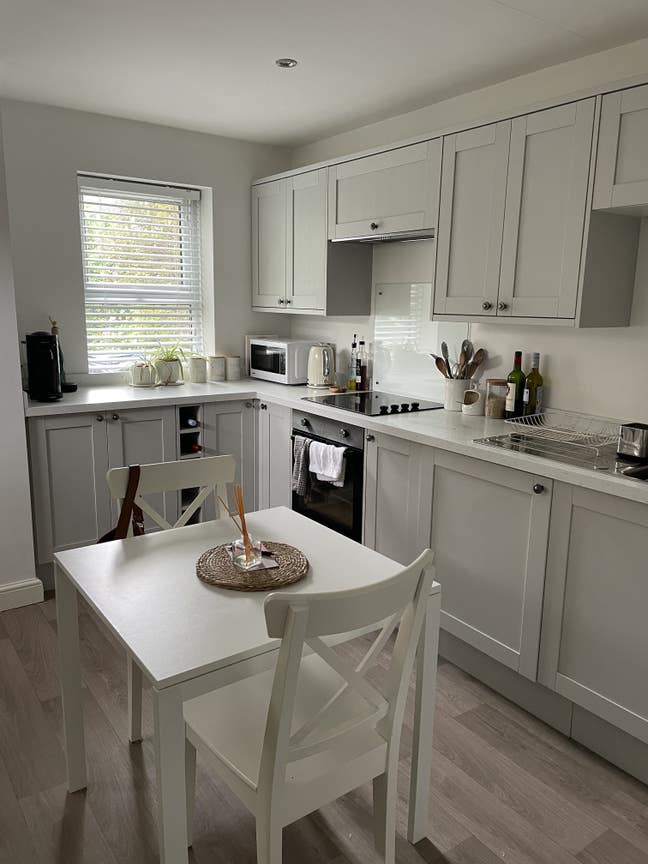    Double  room  with  parking (female preferred) Main Photo