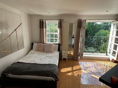 Double en-suite in beautiful riverside home Main Photo