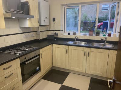 Double room with en-suite shower in Chesterton Main Photo