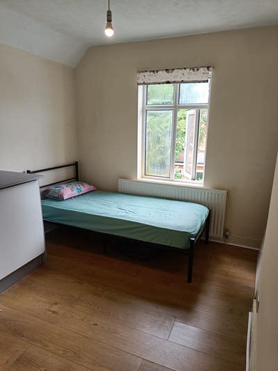 Spare room for a single male Main Photo
