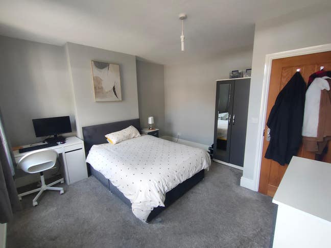 Large Double Room **Great Central Location** Main Photo