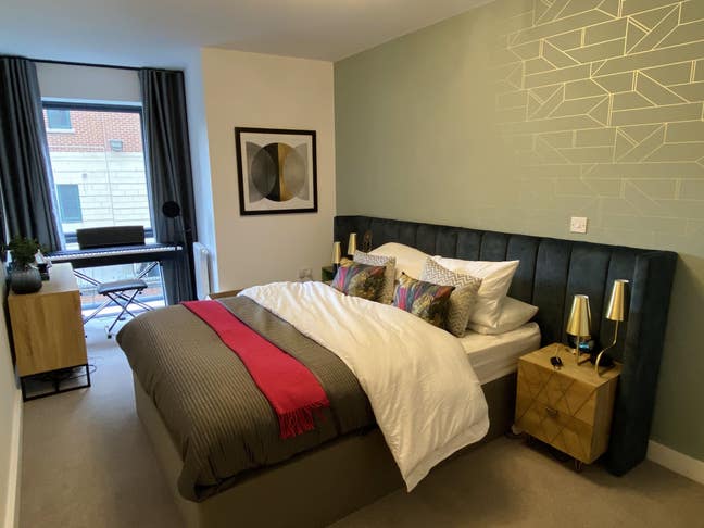 En-suite king room - 19 mins to central London Main Photo