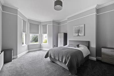 Huge Newly Refurbished 2 Bedroom Flat  Main Photo