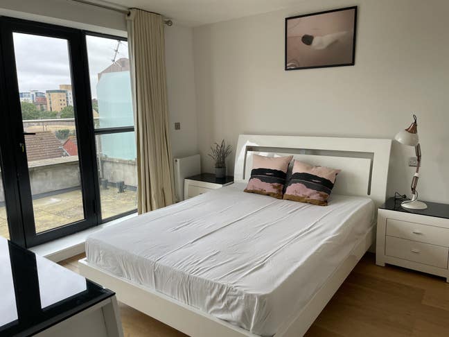 Studio with En-Suite, Balcony ,Kitchenette + Bills Main Photo