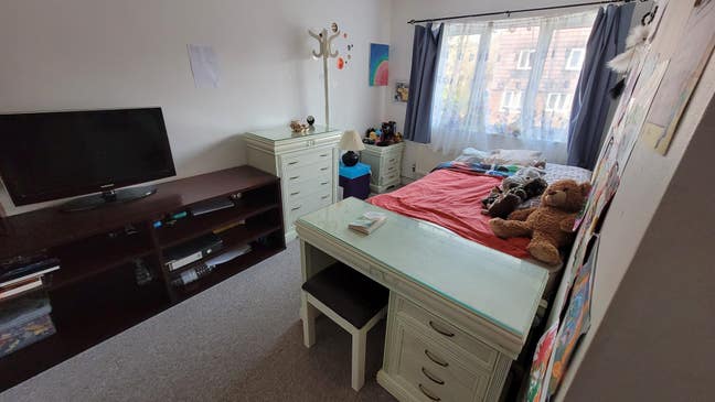 Spacious double room Available now.  Main Photo