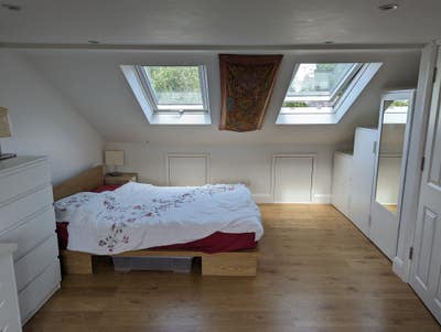 Spacious ensuite-room at family home - 3 months Main Photo