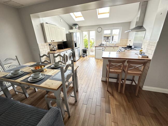 Refurbished Large Double room Quiet House  Main Photo