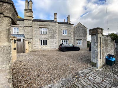 Amazing room available in unique property  Main Photo