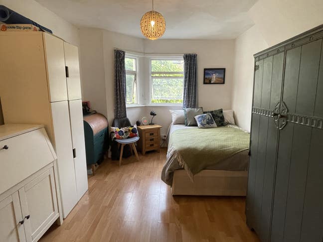 Large double in Victorian conversion - Incl Bills  Main Photo