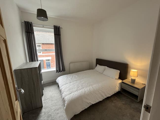Double bedroom near city center Main Photo