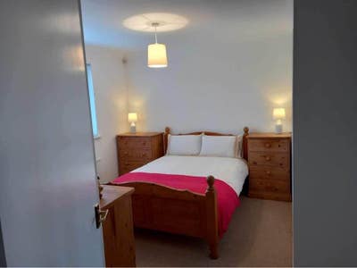 Lovely double room in quiet detached home mon-fri Main Photo