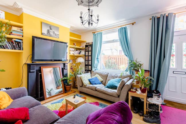 Top floor room in friendly shared house  Main Photo